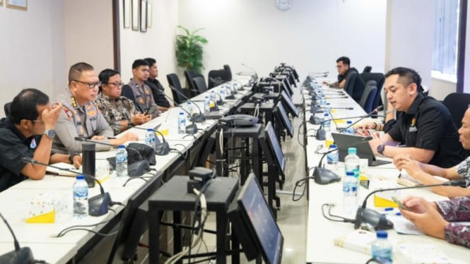 Ketua Panitia Pelaksana FORNAS VIII, Ibnu Riza saat rapat koordinasi