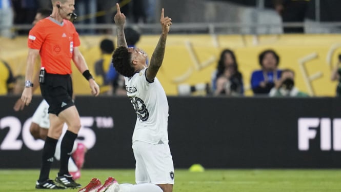 Pemain Botafogo, Igor Jesus rayakan gol ke gawang PSG